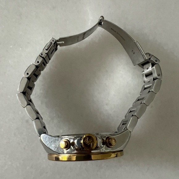 🎀Michael Kors oversized watch model MK5710 really good used condition🎀 - Picture 2 of 5